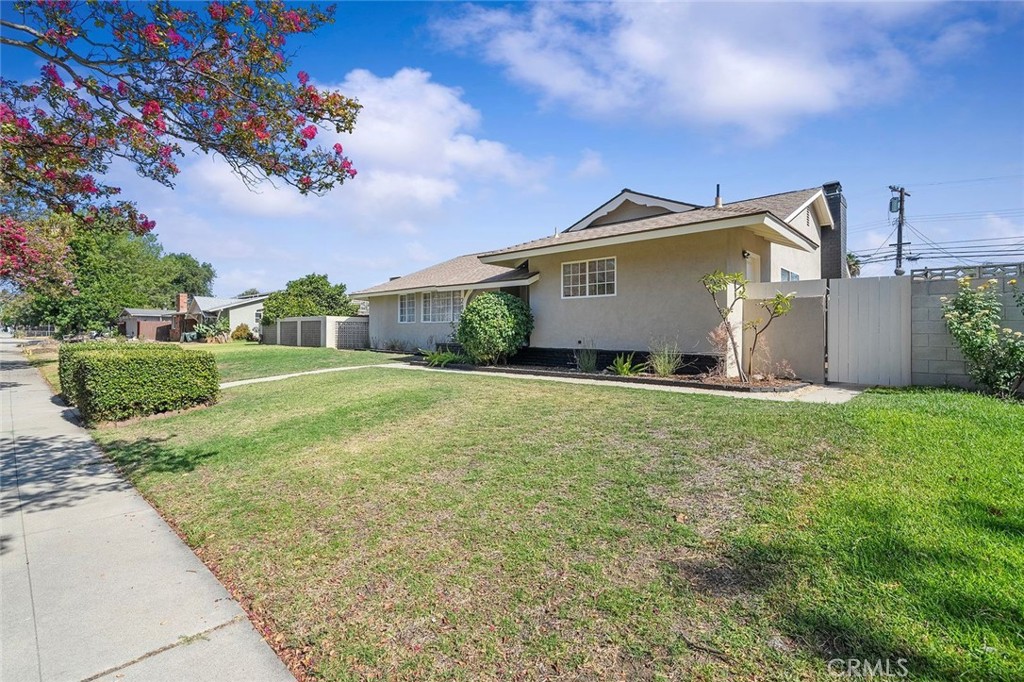 285 E Mckinley Avenue, Pomona, CA 91767 — photo 1