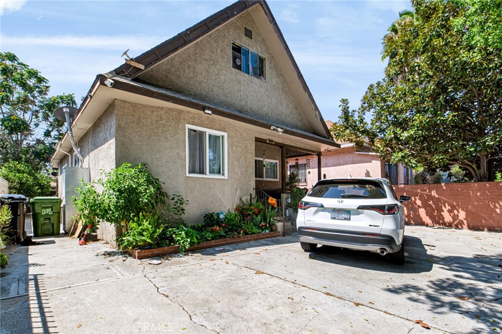 1208 E 34th Street Los Angeles CA, Los Angeles, CA 90011 — photo 1