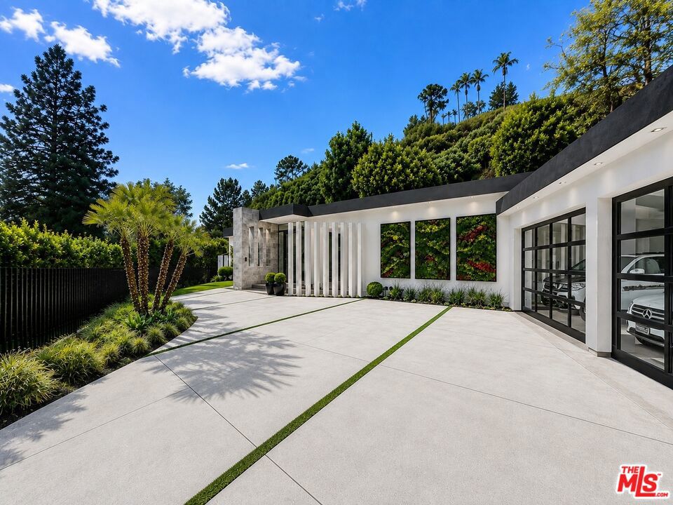 1049 Loma Vista Drive, Beverly Hills, CA 90210 — photo 1