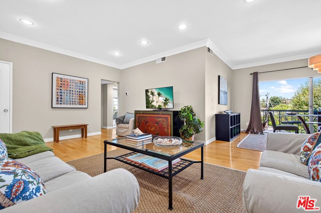 612 S Barrington Avenue 417, Los Angeles, CA 90049 — photo 1