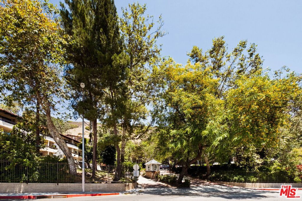 2700 Cahuenga Boulevard 4303, Los Angeles, CA 90068 — photo 1