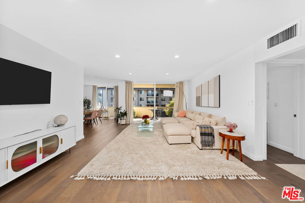 11970 Montana Avenue 207, Los Angeles, CA 90049 — photo 1