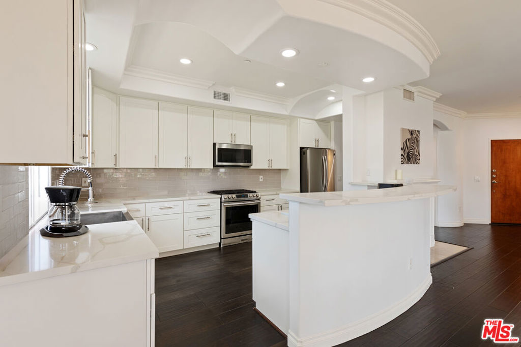 1862 S Bentley Avenue 202, Los Angeles, CA 90025 — photo 1