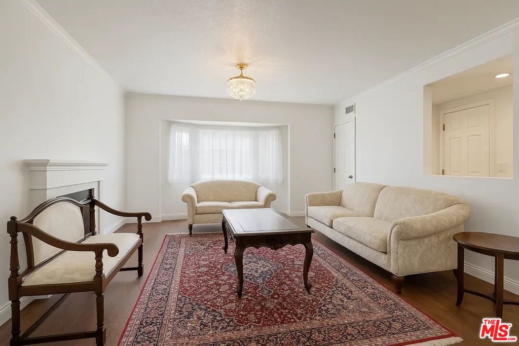 21620 Burbank Boulevard 9, Woodland Hills, CA 91367 — photo 1