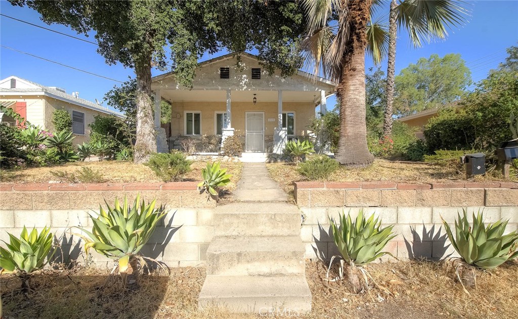 10610 Woodward, Sunland, CA 91040 — photo 1