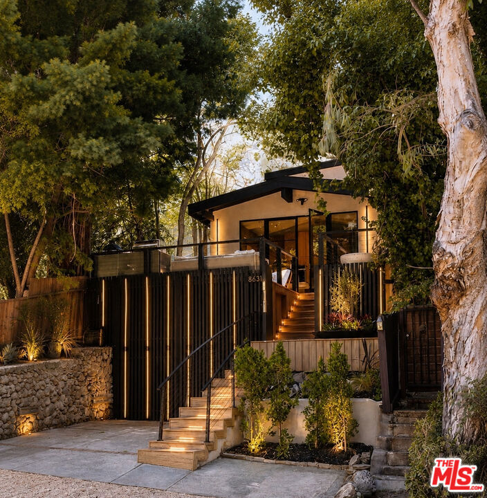 8631 Lookout Mountain Avenue, Los Angeles, CA 90046 — photo 1
