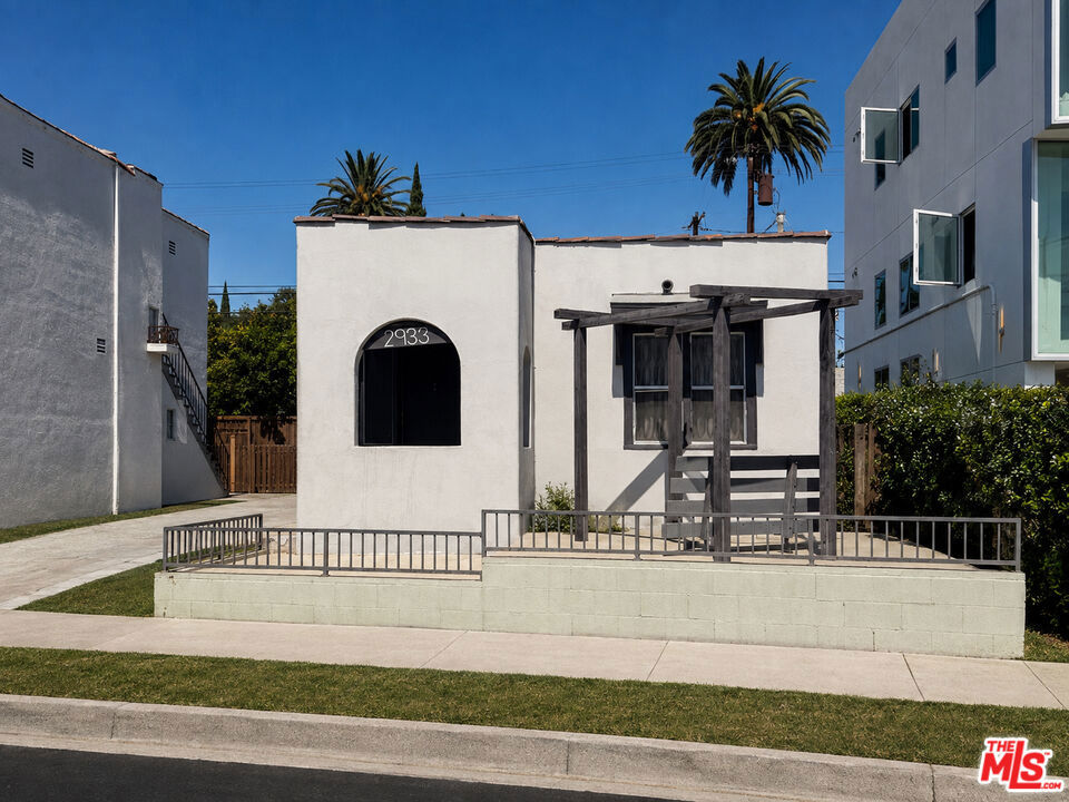 2933 S La Brea Avenue, Los Angeles, CA 90016 — photo 1
