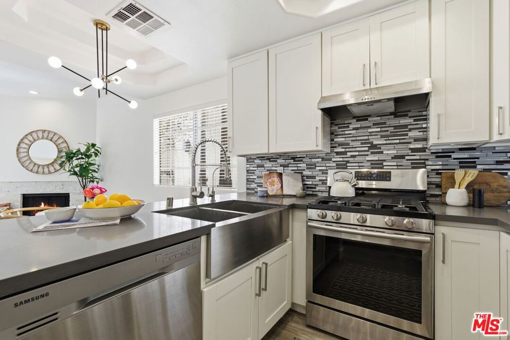 11110 Camarillo Street 122, Toluca Lake, CA 91602 — photo 1