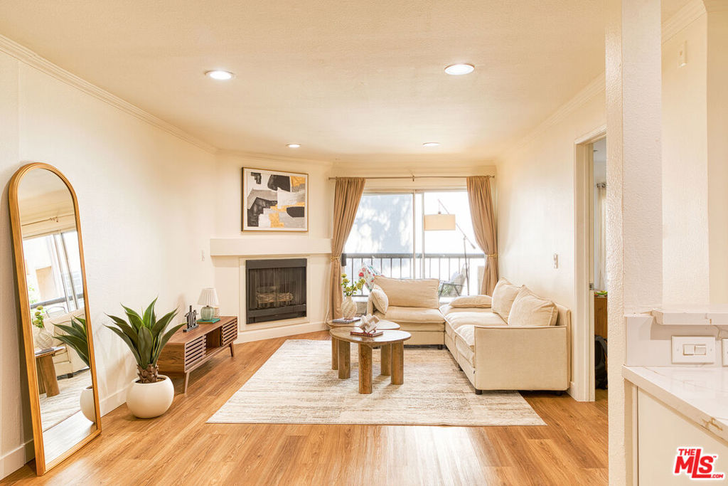5510 Owensmouth Avenue 218, Woodland Hills, CA 91367 — photo 1