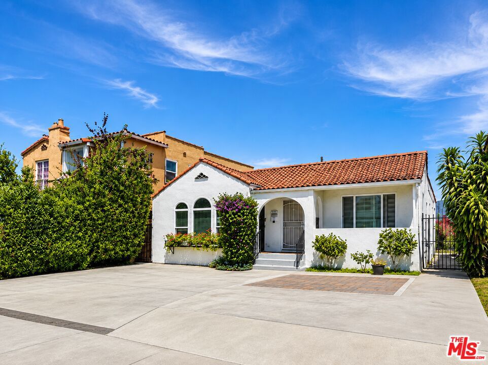 1374 Keniston Avenue, Los Angeles, CA 90019 — photo 1
