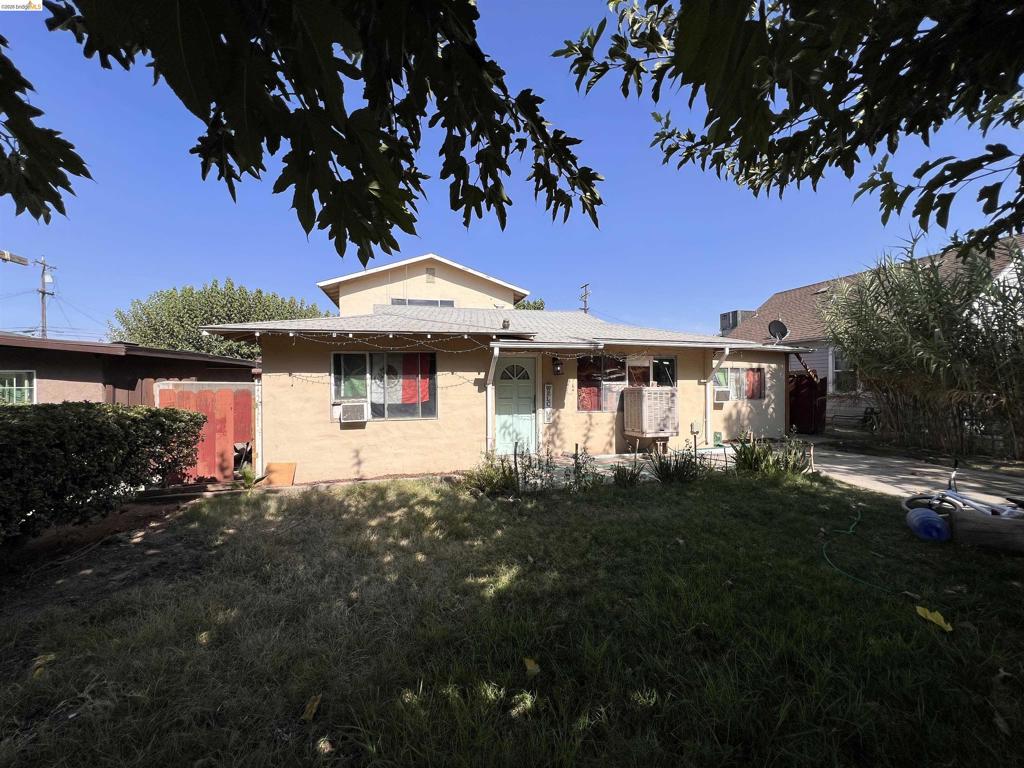 817 Sierra St, Madera, CA 93638 — photo 1