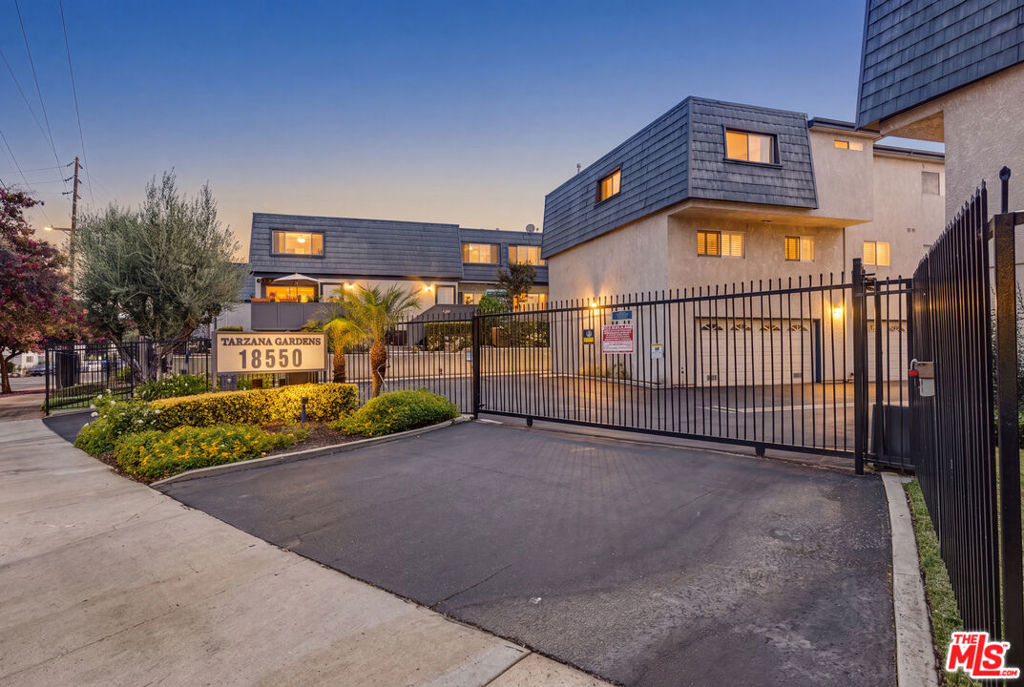 18550 Hatteras Street 100, Tarzana, CA 91356 — photo 1