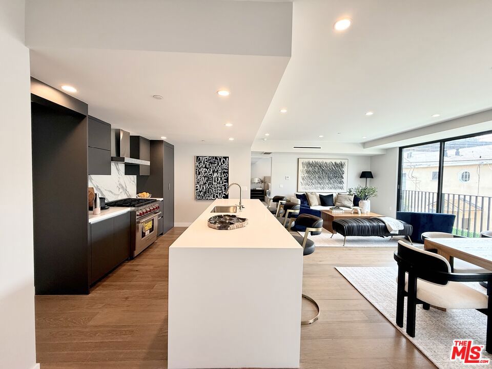 1017 N Croft Avenue 203, Los Angeles, CA 90069 — photo 1