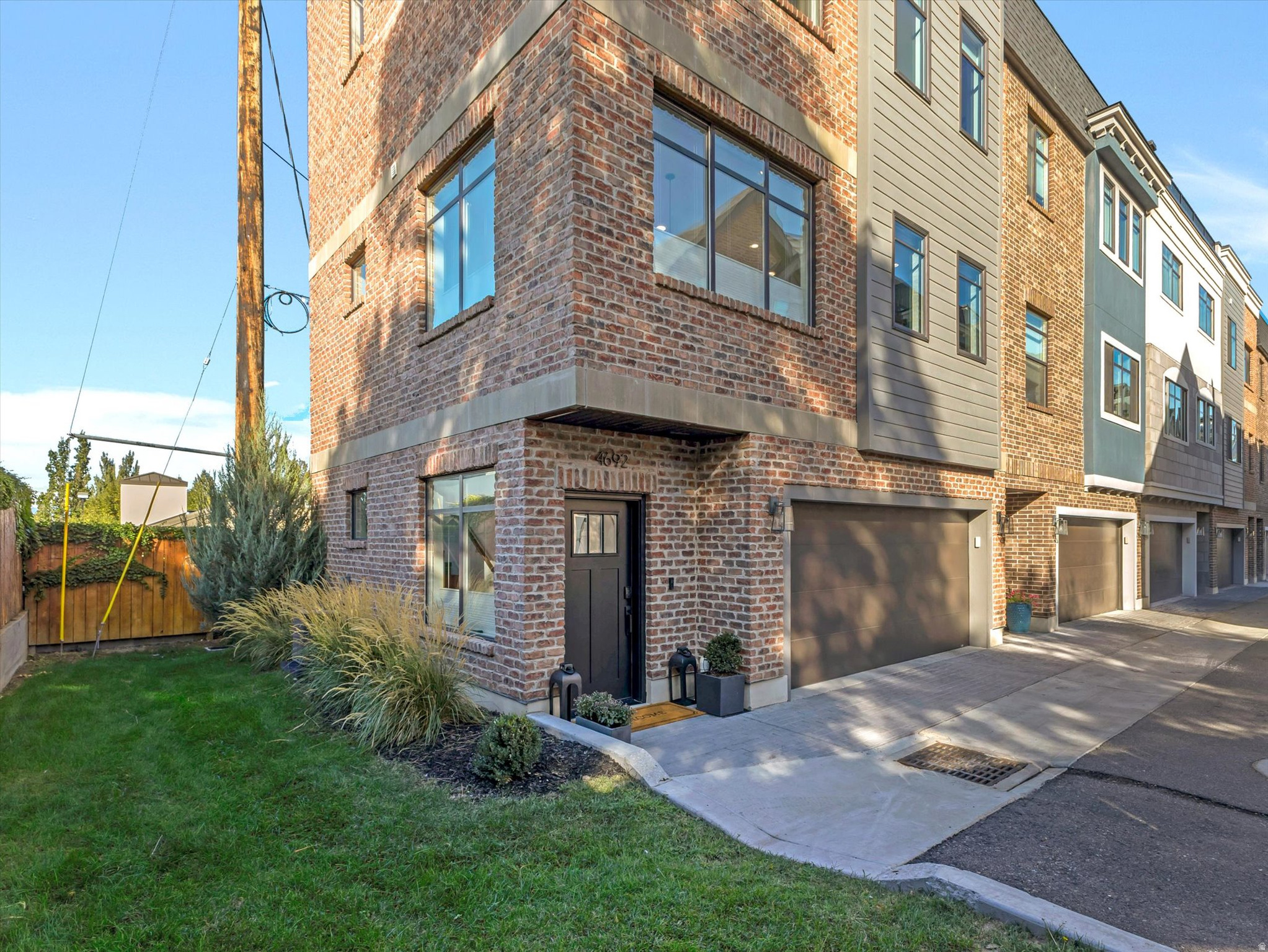 4692 S GROSVENOR CT