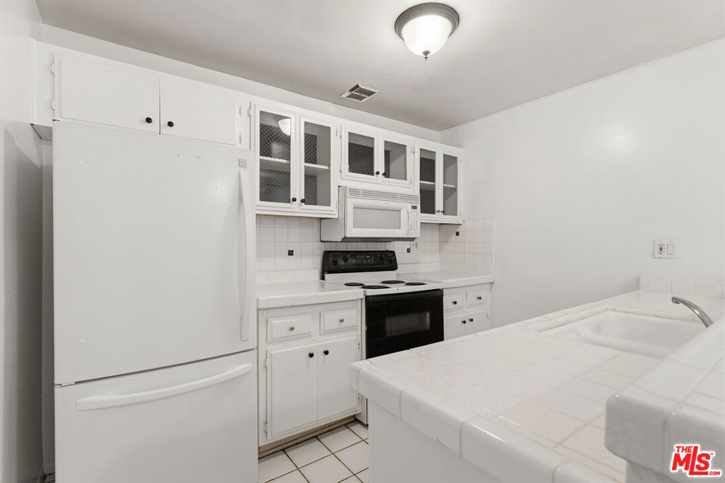 5414 Newcastle Avenue 19, Los Angeles, CA 91316 — photo 1