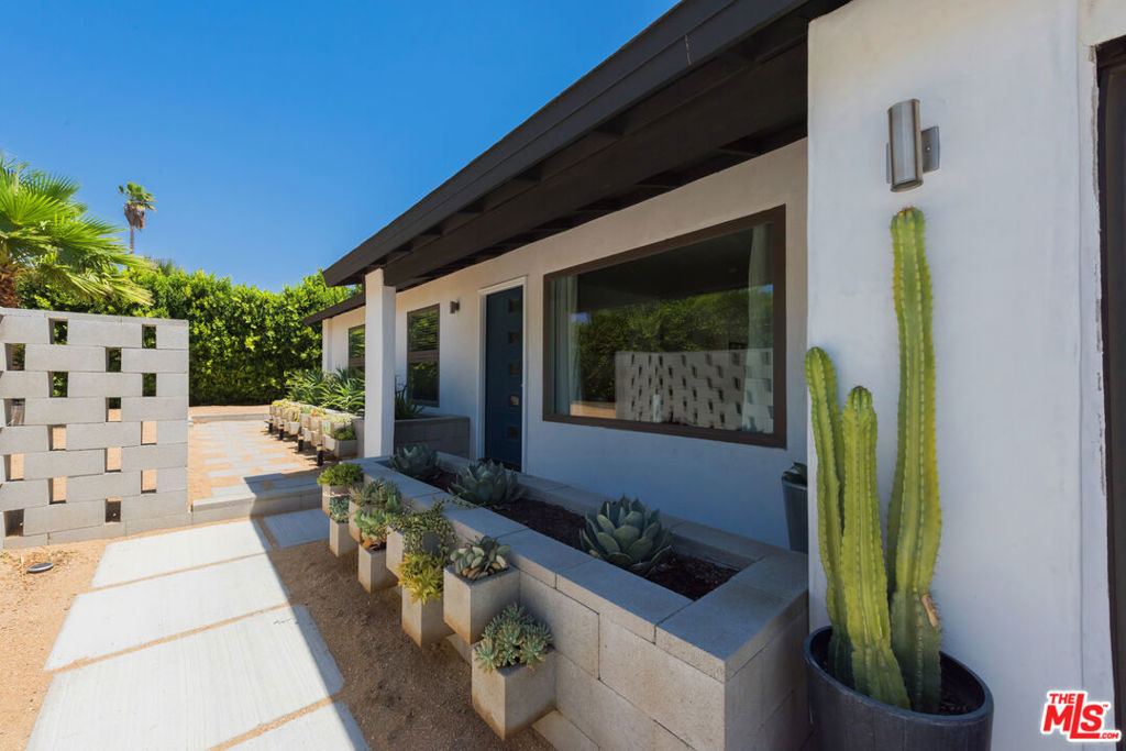 2350 N Los Alamos Road, Palm Springs, CA 92262 — photo 1