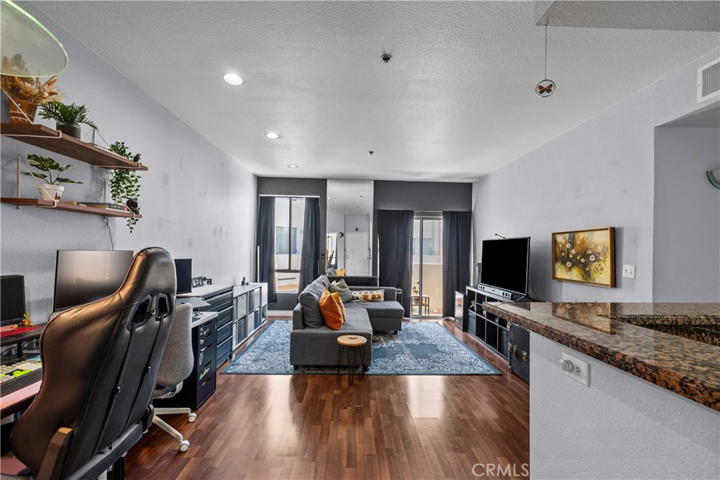 19350 Sherman Way. 328, Reseda, CA 91335 — photo 1