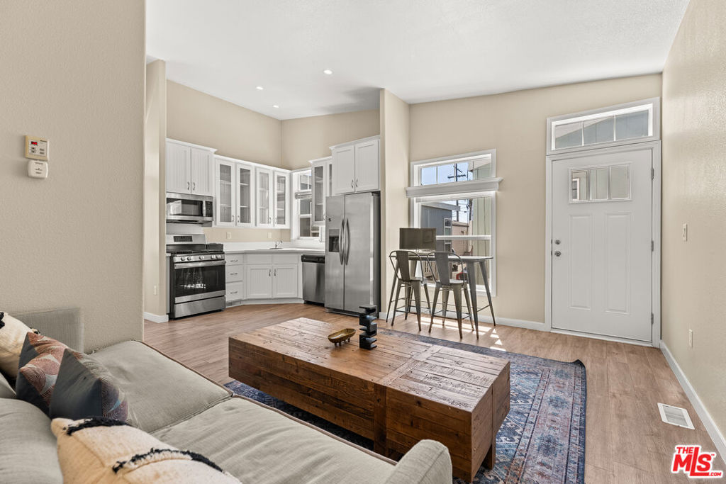 8250 Lankershim Boulevard 17, North Hollywood, CA 91605 — photo 1