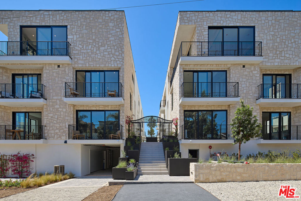 11967 Mayfield Ave 105, Los Angeles, CA 90049 — photo 1