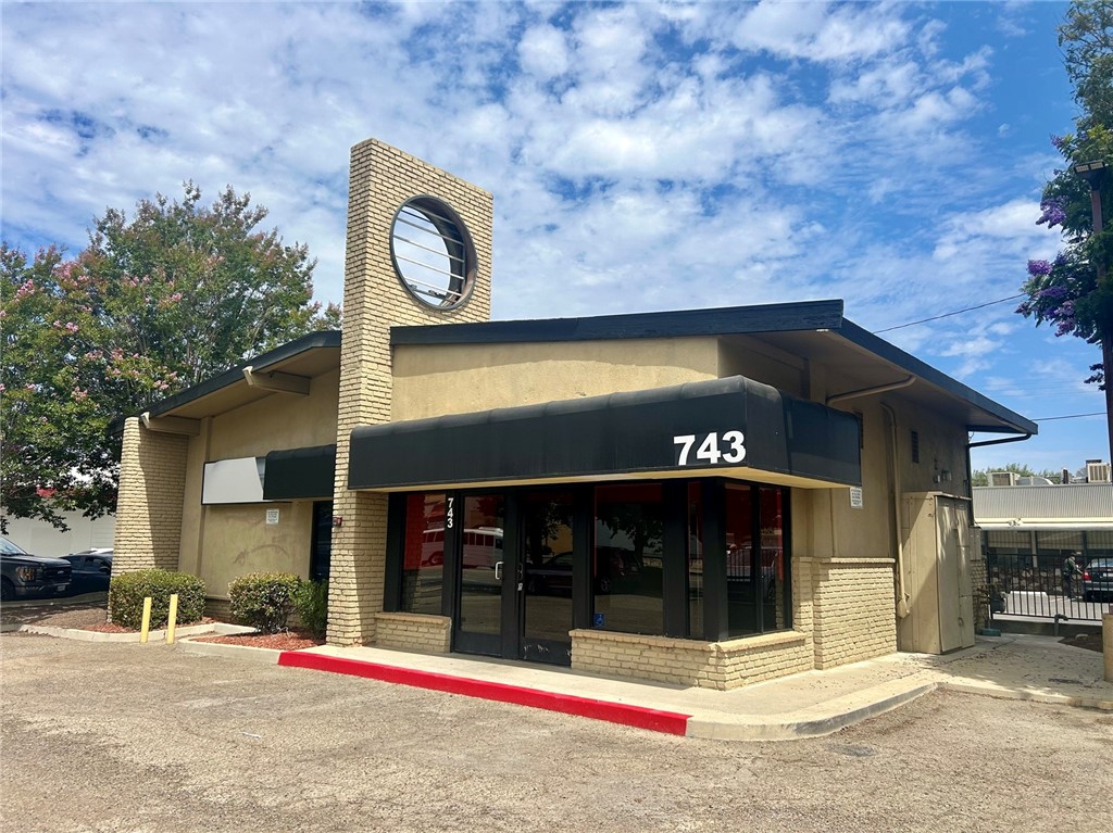 743 E Main