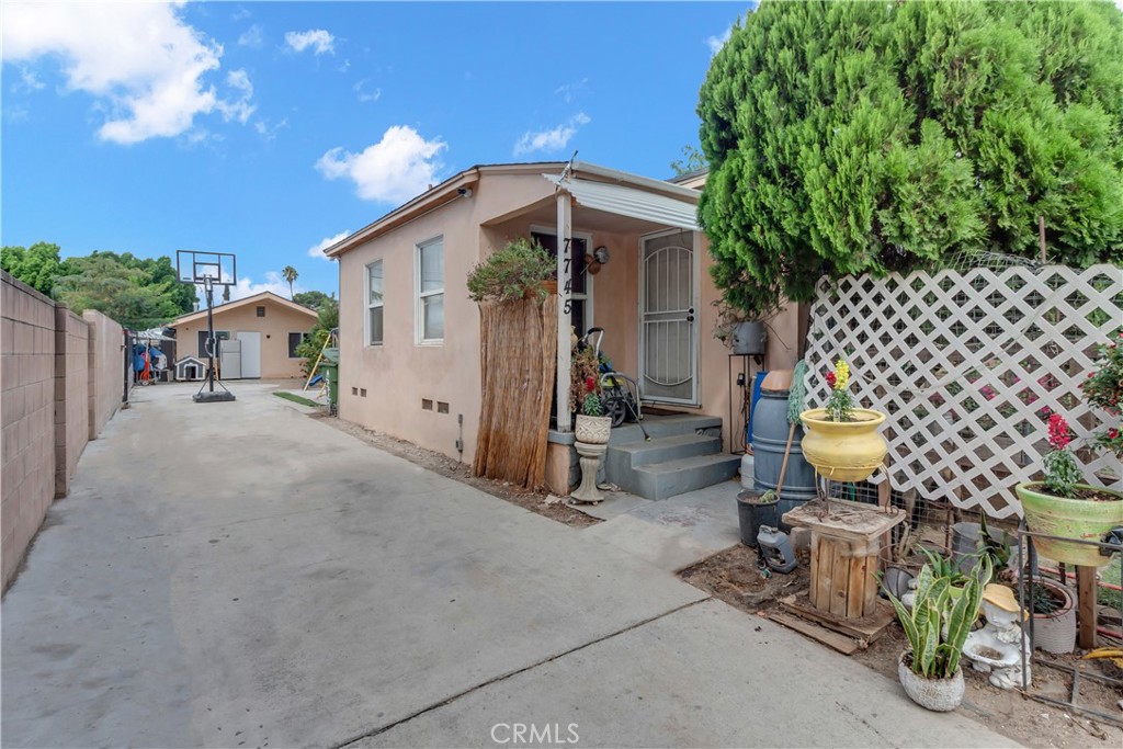7745 Radford, North Hollywood, CA 91605 — photo 1