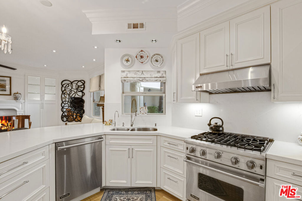 850 N Croft Avenue 103, West Hollywood, CA 90069 — photo 1