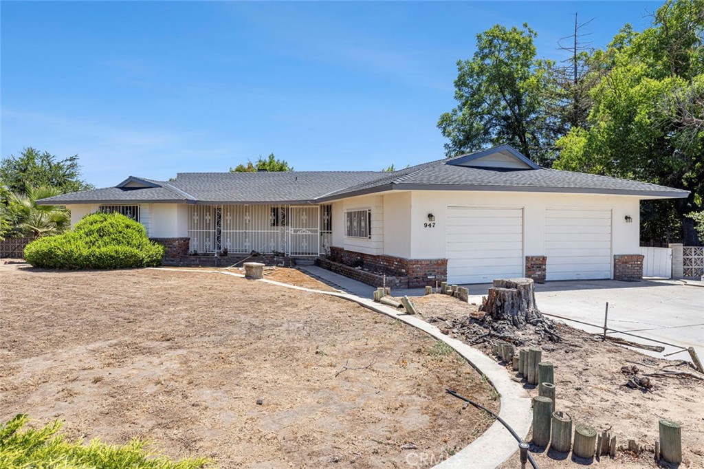 947 S Stanford Avenue, Fresno, CA 93727 — photo 1