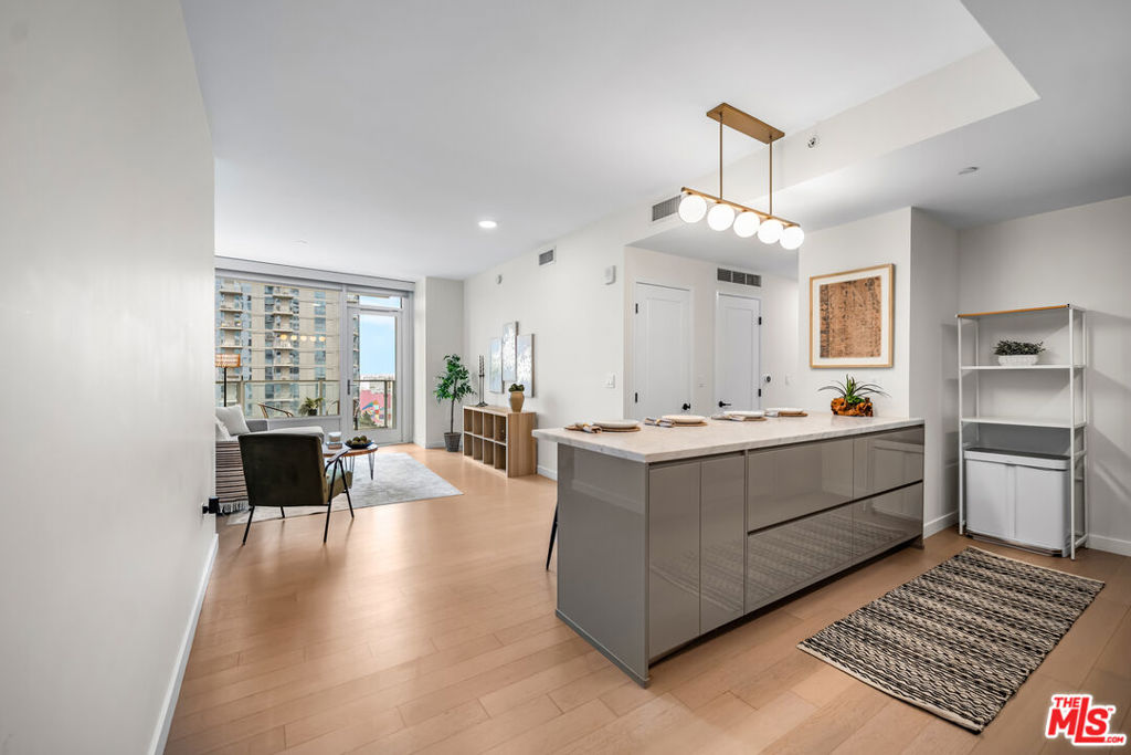 1050 S GRAND Avenue 1303, Los Angeles, CA 90015 — photo 1