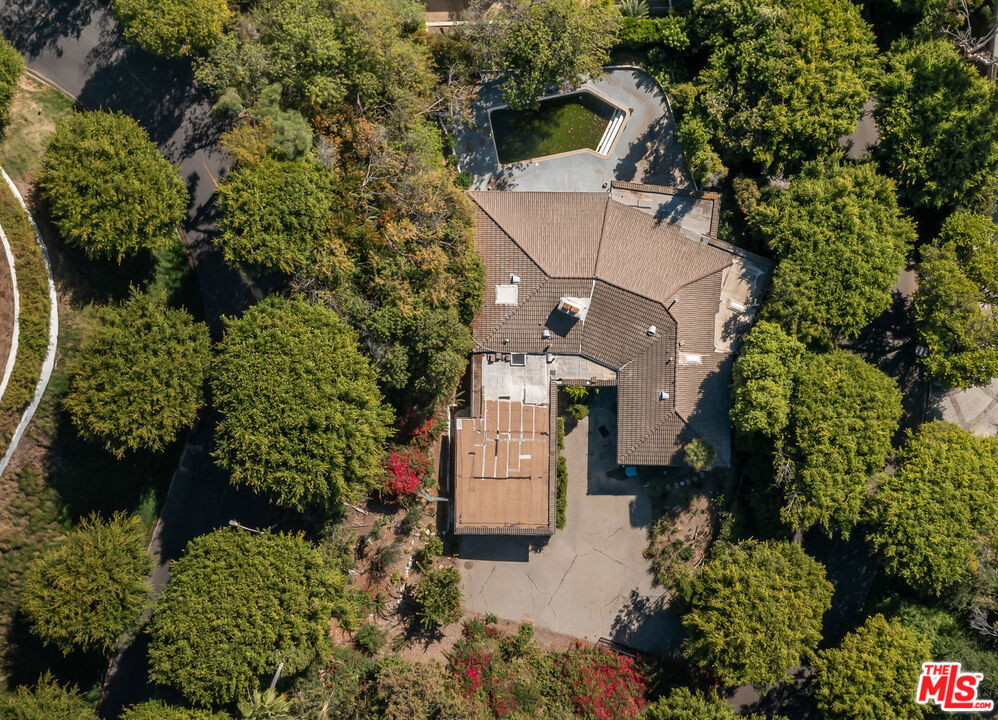 1150 Laurel Way, Beverly Hills, CA 90210 — photo 1