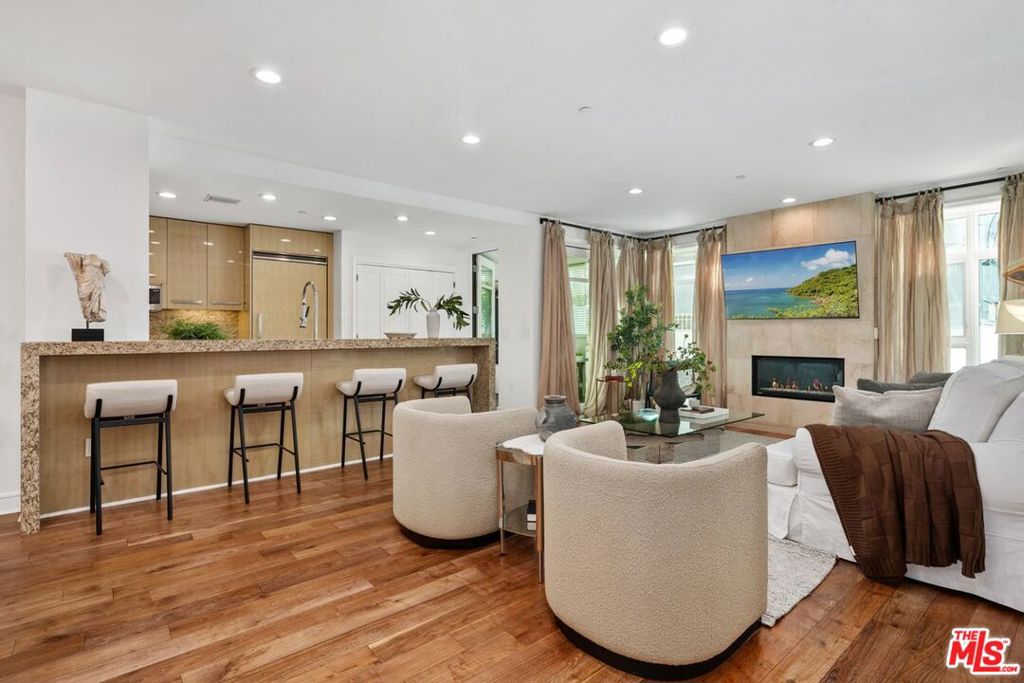 447 N Doheny Drive 102, Beverly Hills, CA 90210 — photo 1