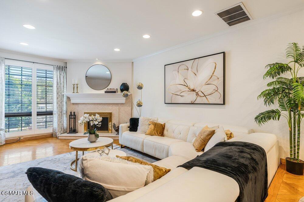 18102 Burbank Boulevard 29, Tarzana, CA 91356 — photo 1