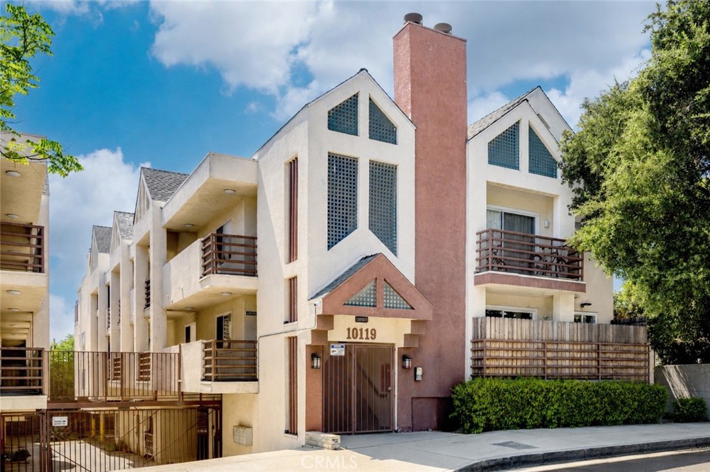 10119 Pinewood Avenue 207, Tujunga, CA 91042 — photo 1
