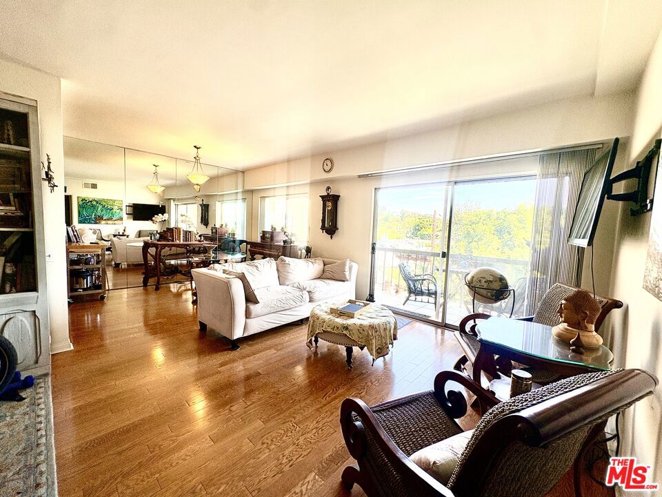 622 S Barrington Avenue 408, Los Angeles, CA 90049 — photo 1