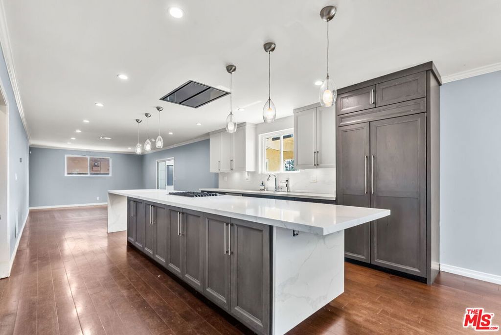 5502 S Chariton Avenue, Los Angeles, CA 90056 — photo 1