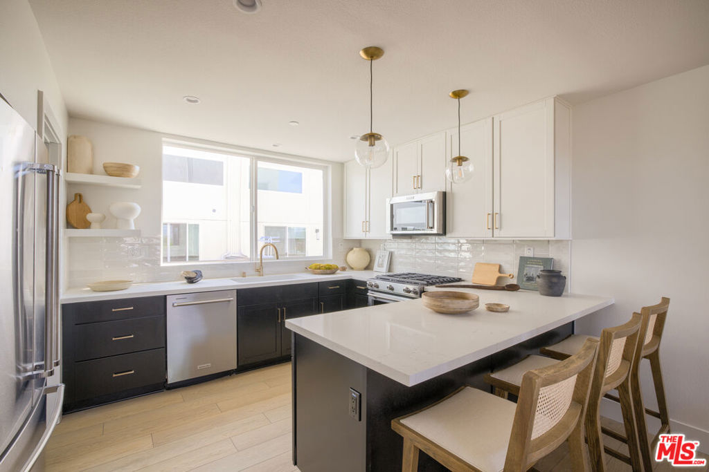 11222 W Victory Boulevard 2, North Hollywood, CA 91606 — photo 1