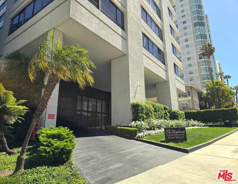 10350 Wilshire Boulevard 404, Los Angeles, CA 90024 — photo 1