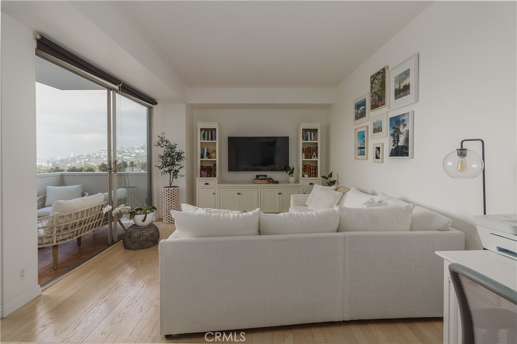 7250 Franklin Avenue 1008, Los Angeles, CA 90046 — photo 1