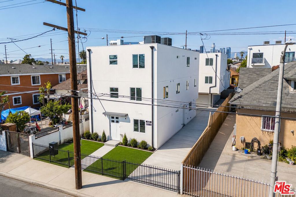 423 E 31st Street, Los Angeles, CA 90011 — photo 1