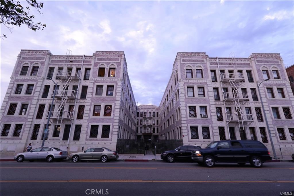 2121 James M Wood Boulevard 221, Los Angeles, CA 90006 — photo 1