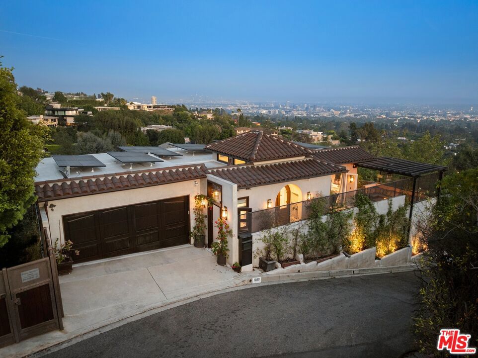 1380 Summitridge Place, Beverly Hills, CA 90210 — photo 1
