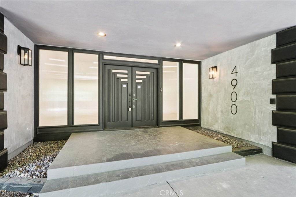 4900 Queen Victoria, Woodland Hills, CA 91364 — photo 1
