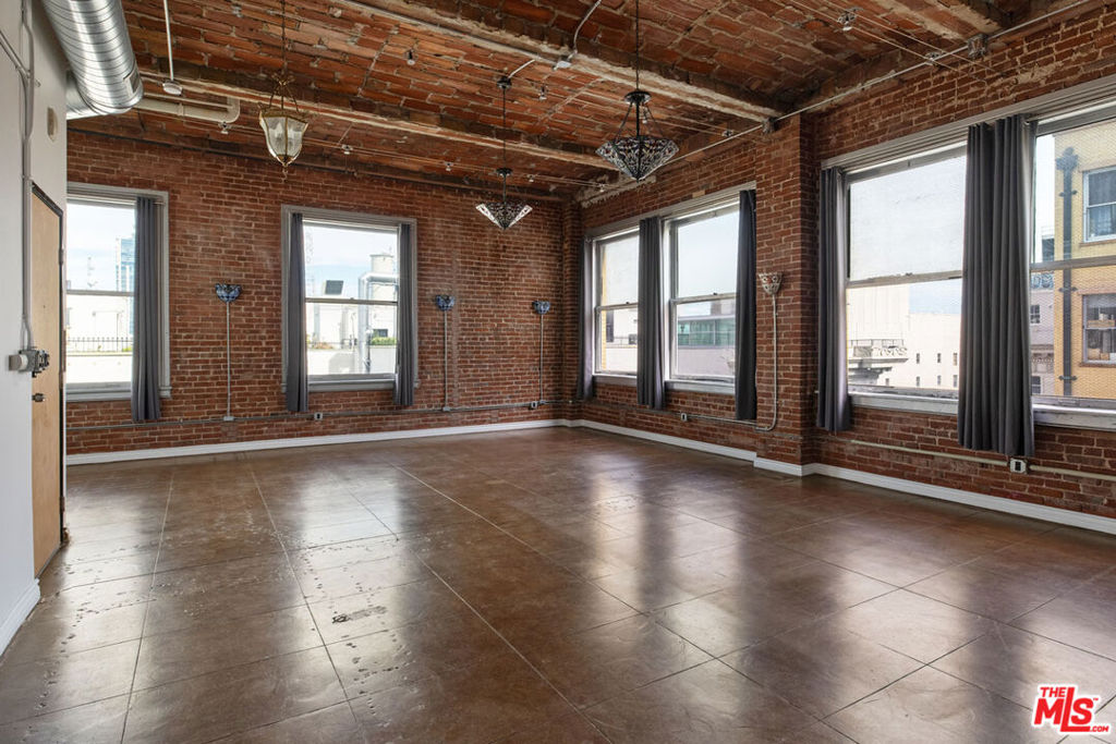 215 W 7th Street 1302, Los Angeles, CA 90014 — photo 1