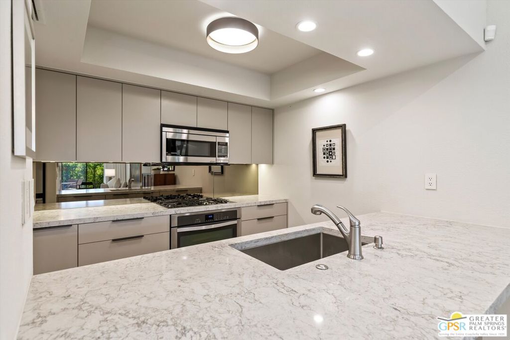 200 E Racquet Club Road 8, Palm Springs, CA 92262 — photo 1
