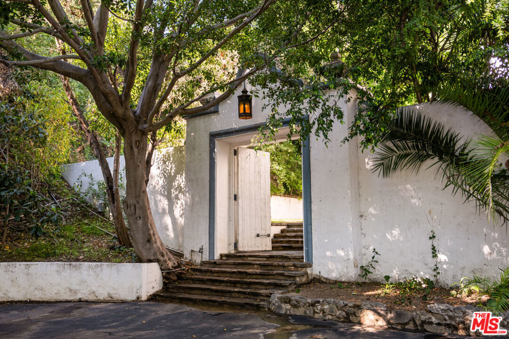 1196 Brooklawn Drive, Los Angeles, CA 90077 — photo 1