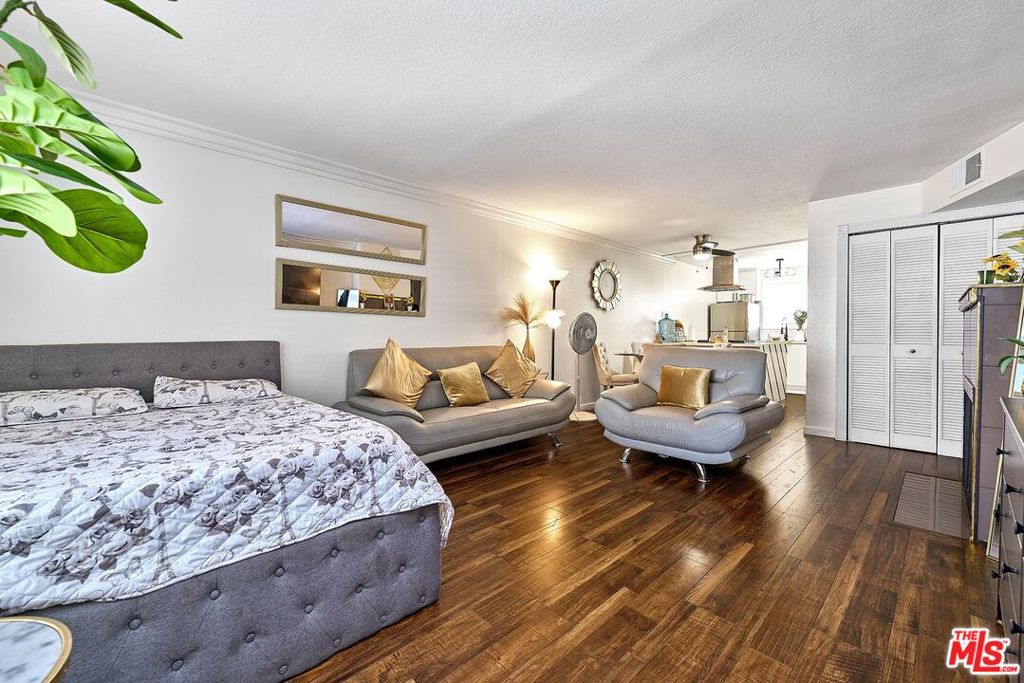 7045 Woodley Avenue 110, Van Nuys, CA 91406 — photo 1