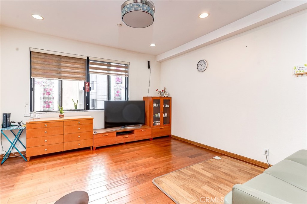 533 S St Andrews Place 104, Los Angeles, CA 90020 — photo 1