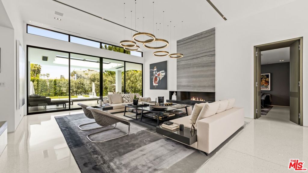 16032 VALLEY VISTA Boulevard, Encino, CA 91436 — photo 1