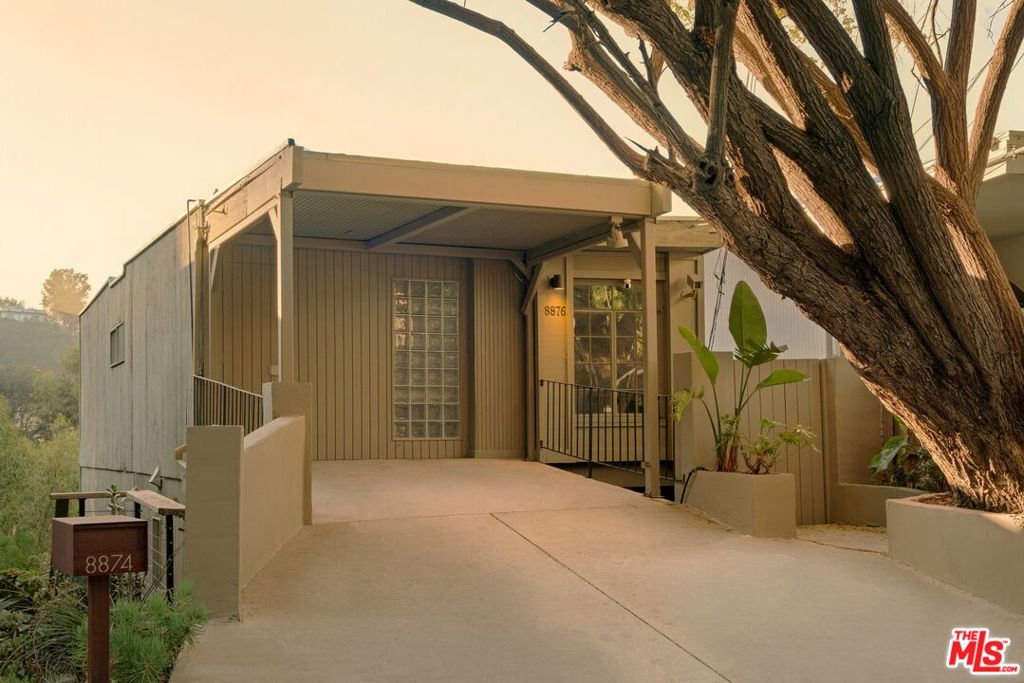8876 Lookout Mountain Avenue, Los Angeles, CA 90046 — photo 1