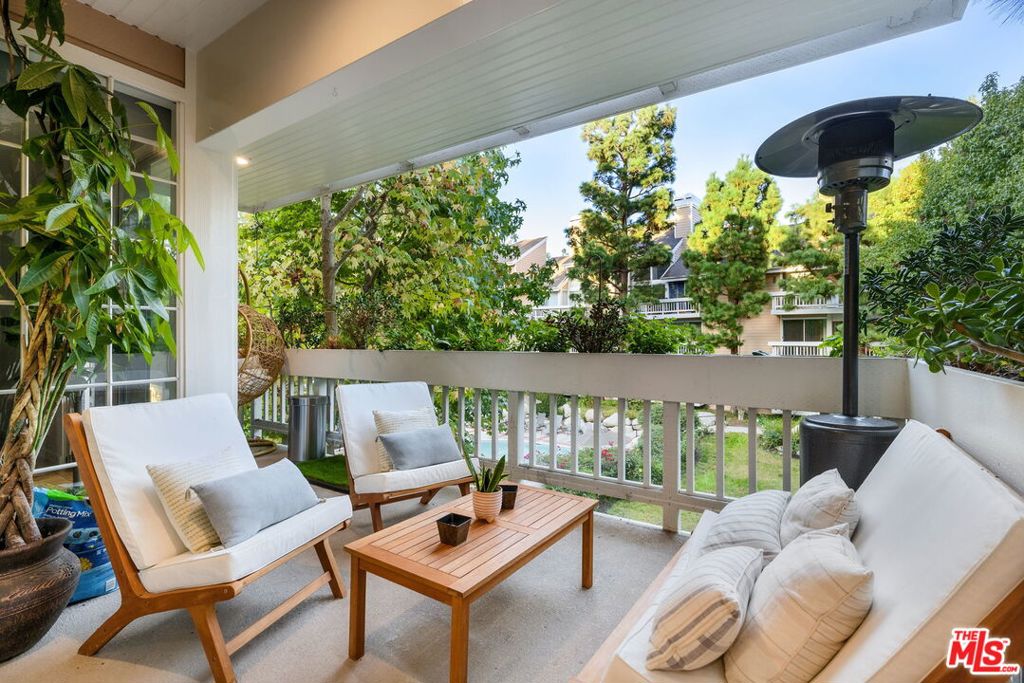 4338 Redwood Avenue B213