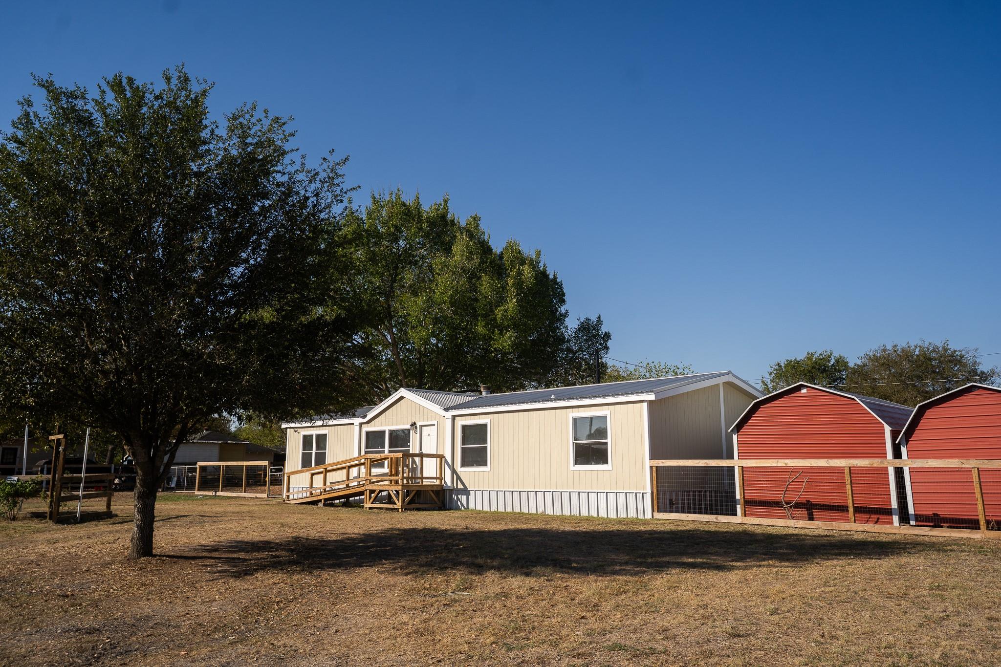 404 S Mill St, Flatonia, TX 78941 — photo 1
